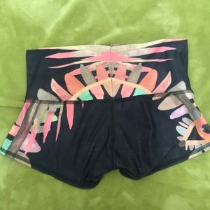 Teeki medium patterned hot yoga shorts